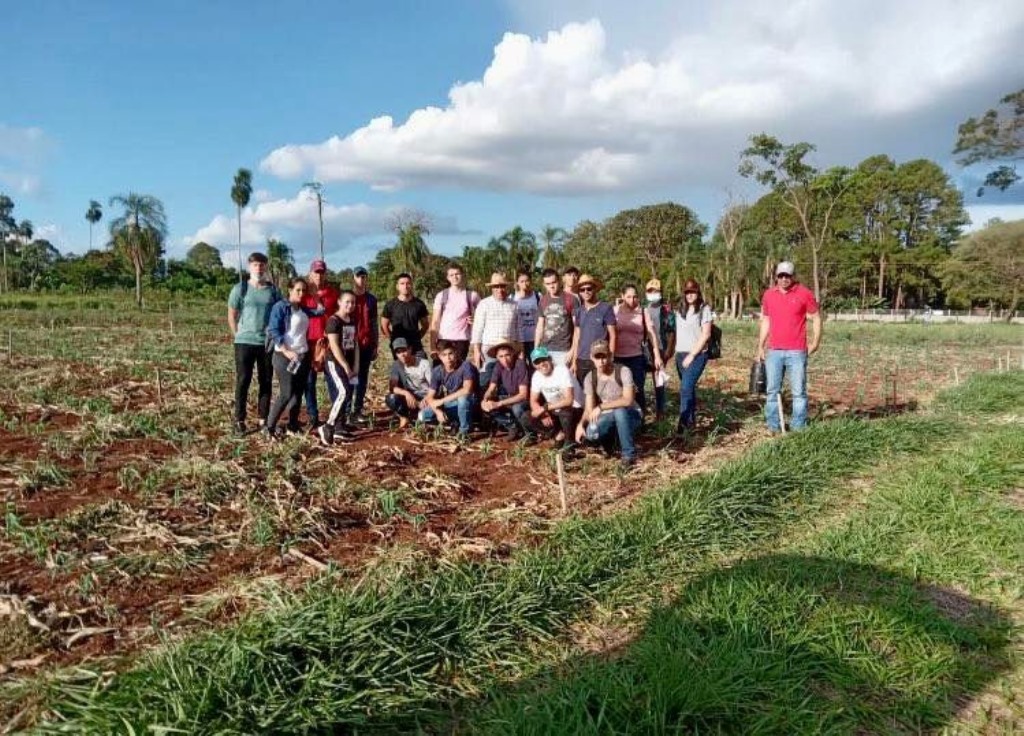 Trabajo en el campo experimental de la facultad de Ciencias Agrarias.